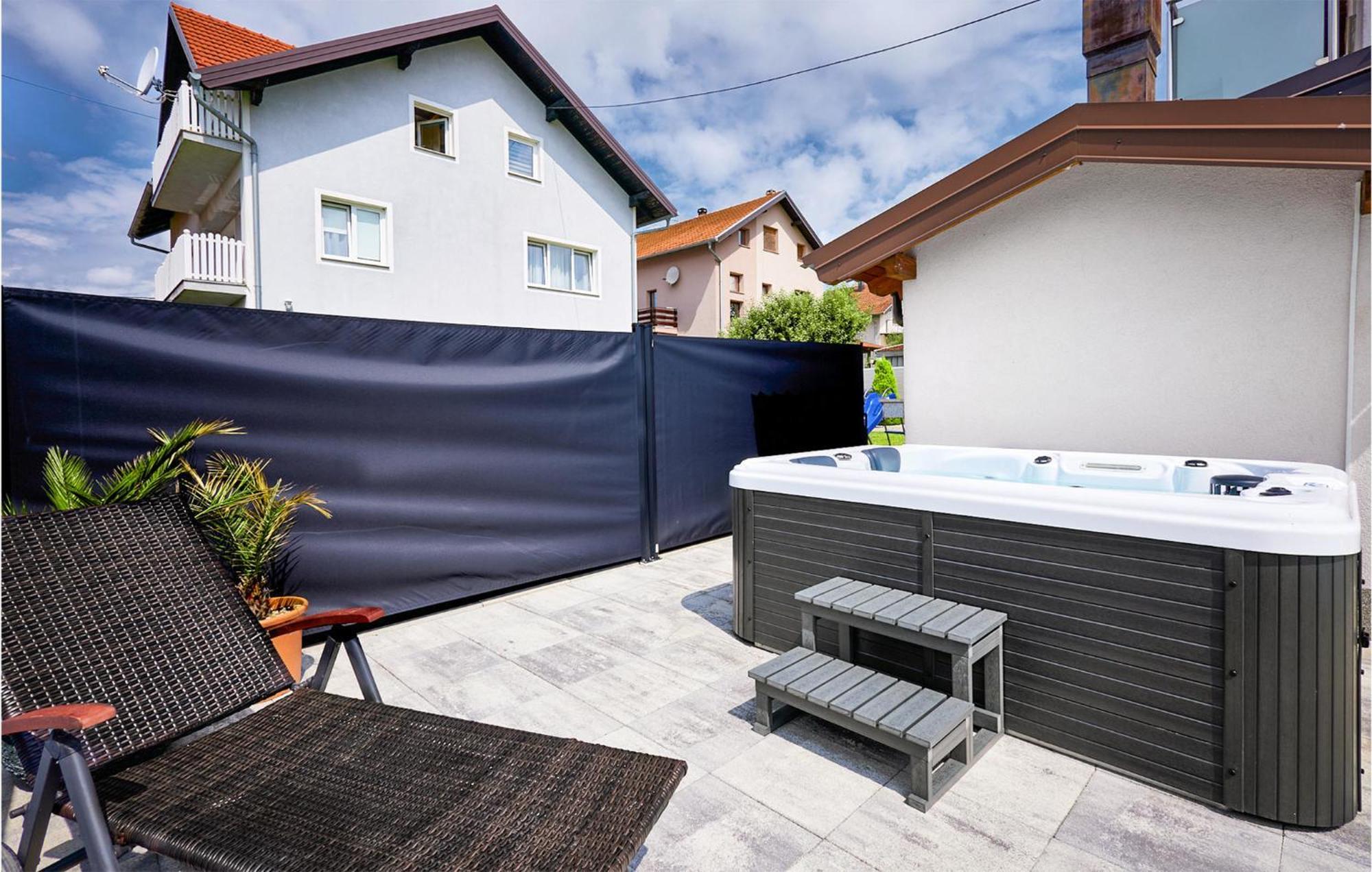Lovely Home In Dugo Selo With Jacuzzi Esterno foto